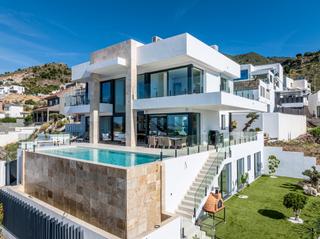 Casa a Centro. Villa contemporánea con vistas panorámicas al mar y a la montaña