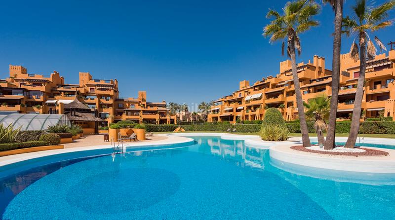 Foto 7b469c6d-8d93-4e38-b98e-298308231eab. Planta baja apartamento de lujo frente al mar en venta en la nueva milla de oro, en Estepona