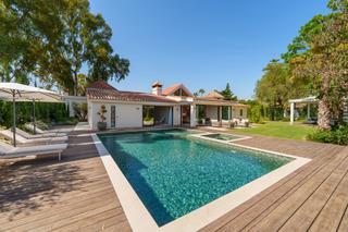Haus in Puerto Banús. Villa contemporánea de una sola planta con privacidad y estilo c