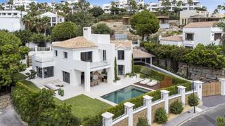 Maison à La Alquería. Villa elegantemente renovada en venta en la alquería, benahavís