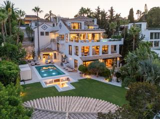 Casa a Nueva Andalucía centro. Villa con diseño único y vistas panorámicas en venta en nueva an