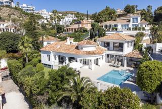Maison à El Paraíso. Villa andaluza renovada en el paraíso alto, benahavís