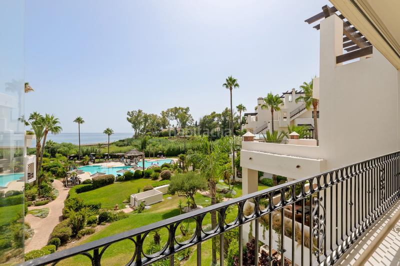 Foto cee38bcc-2362-4895-b669-f0106db76857. Apartamento  totalmente renovado con vistas panorámicas y diseño contemporáneo en Estepona