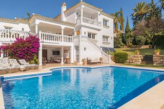 Casa a El Paraíso. Villa de inspiración andaluza con encanto en venta en paraíso al