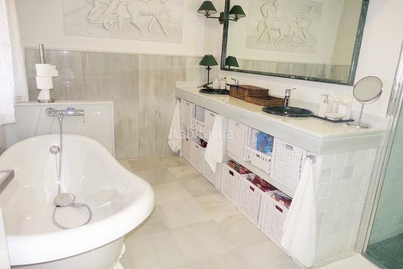 Foto 917c787e-1bcf-4b12-b794-17f13e8c85d4. House with parking pool in Nueva Andalucía centro Marbella