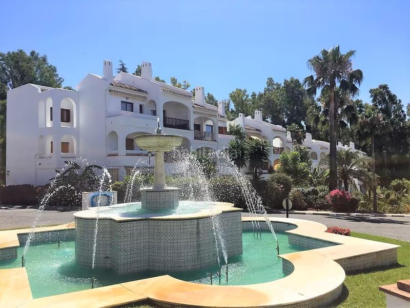 Foto e94bb6f5-0bb9-4913-8d87-9296cf4c6c29. Apartament amb aparcament piscina a Los Naranjos Marbella