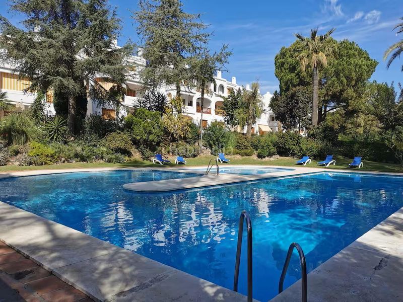 Foto fdc38f80-6018-4bbb-bb0d-bf399f296c46. Apartament amb aparcament piscina a Los Naranjos Marbella