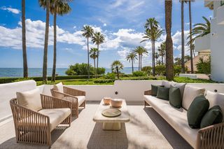 Planta baixa a Zona de Punta Plata. Exclusivo apartamento reformado en primera línea de playa con am