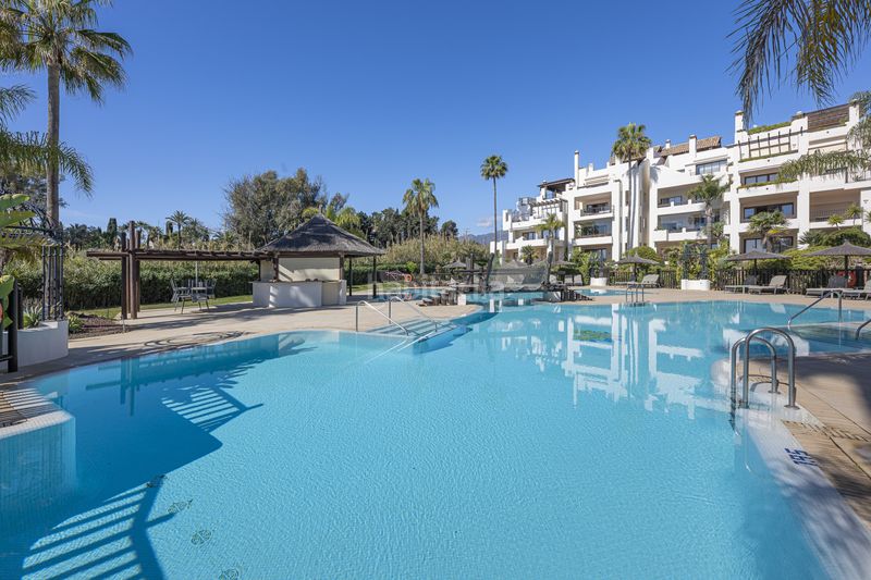 Foto 305aa2aa-64f9-41c0-8473-5b2eda19cd7c. Apartament amb aparcament piscina a El Velerín Estepona