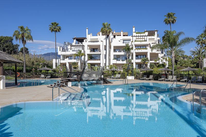 Foto 58013350-c30b-4108-9c44-b5308a9f0dc2. Apartament amb aparcament piscina a El Velerín Estepona