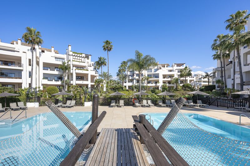 Foto c5e09ba0-b272-4456-8245-e6c0aa5ffc84. Apartament amb aparcament piscina a El Velerín Estepona