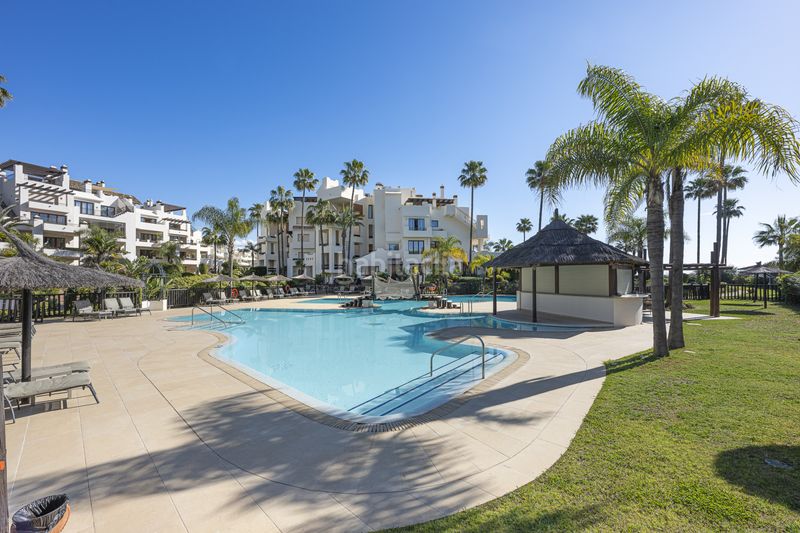Foto ffe5c411-4ff8-4e48-ab0f-e41bec016fe3. Apartament amb aparcament piscina a El Velerín Estepona