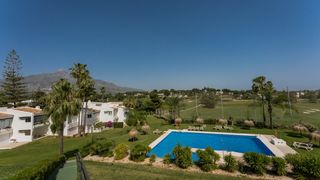 Apartamento en Aloha. Encantador apartamento con interiores elegantes en nueva andaluc