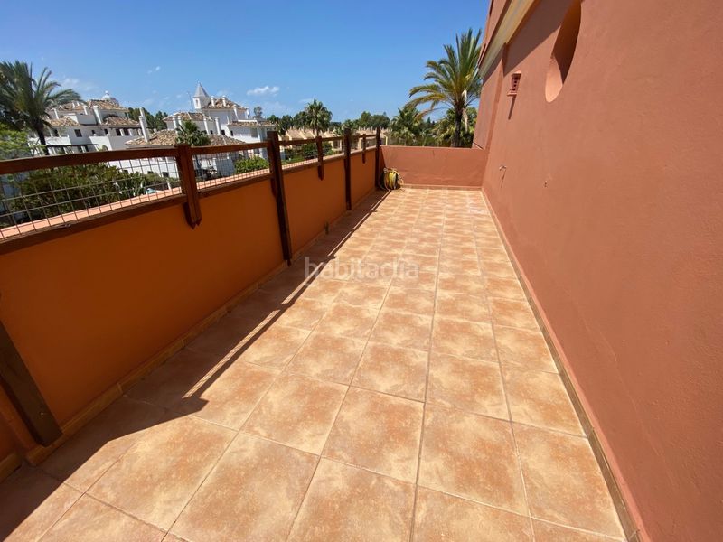 Foto bd70745f-e442-4e3b-9a58-e8e0c51c6f99. Lloguer àtic amb aparcament piscina a Nueva Andalucía centro Marbella