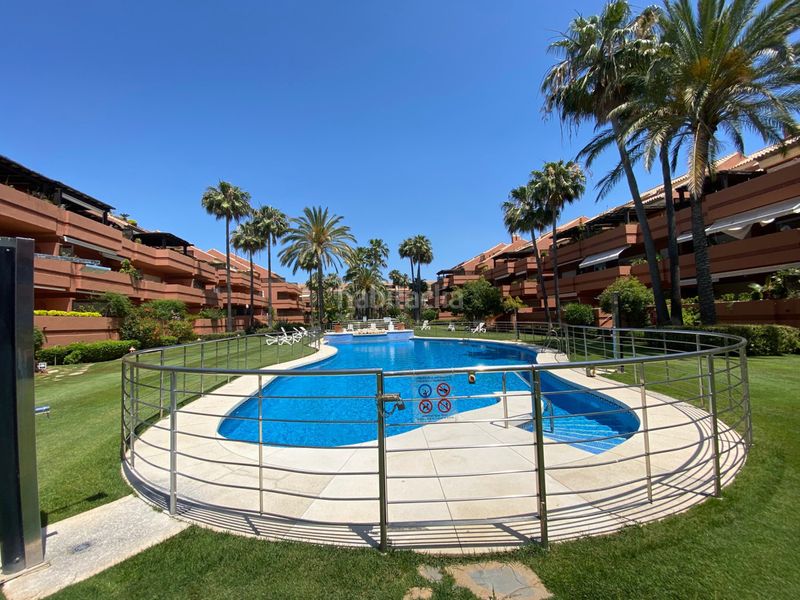 Foto ee073c71-7f0b-47d2-a7f2-7d5eb09954b5. Lloguer àtic amb aparcament piscina a Nueva Andalucía centro Marbella