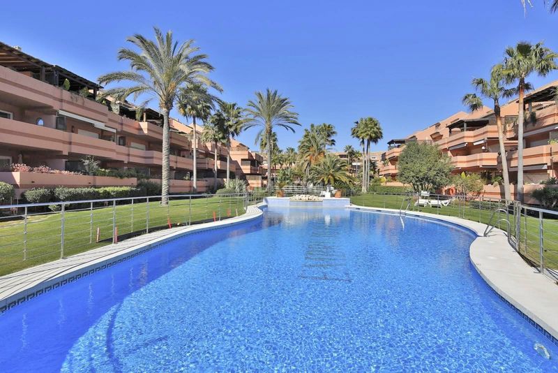 Foto a6962c3c-32cb-4b7b-bbda-45ef848ab220. Lloguer àtic amb aparcament piscina a Puerto Banús Marbella