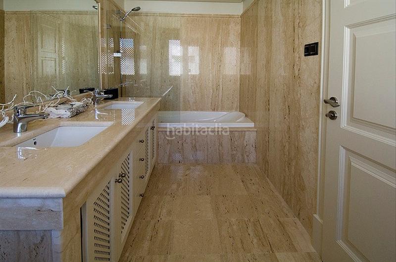 Foto 9b02a90f-7461-41cb-810b-74039673e99f. Attico con parcheggio piscina in Centro Estepona