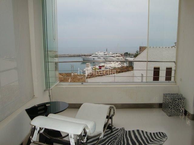 Foto 4c4a7e8b-0c40-46cc-8617-1e829560a8bb. Lloguer àtic amb aparcament a Puerto Banús Marbella