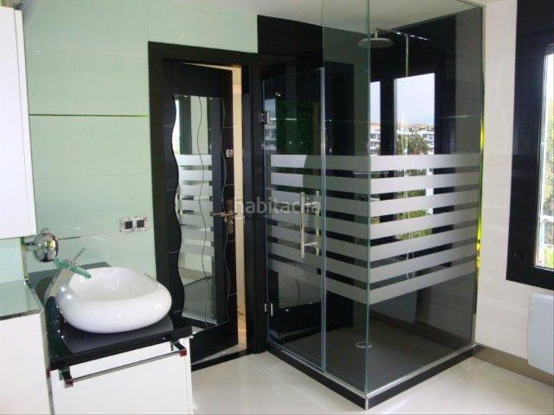 Foto cefdb311-fa98-4e81-be8f-e637a9b7773d. Location attique avec parking dans Puerto Banús Marbella