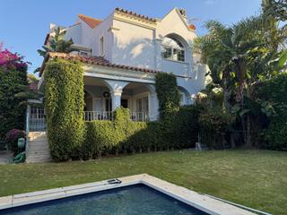 Casa aparellada a Puerto Banús. Villa de playa al lado de puerto banus