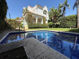 Maison jumelée à Puerto Banús. Villa en primera en la playa en venta en puerto banús, marbella.