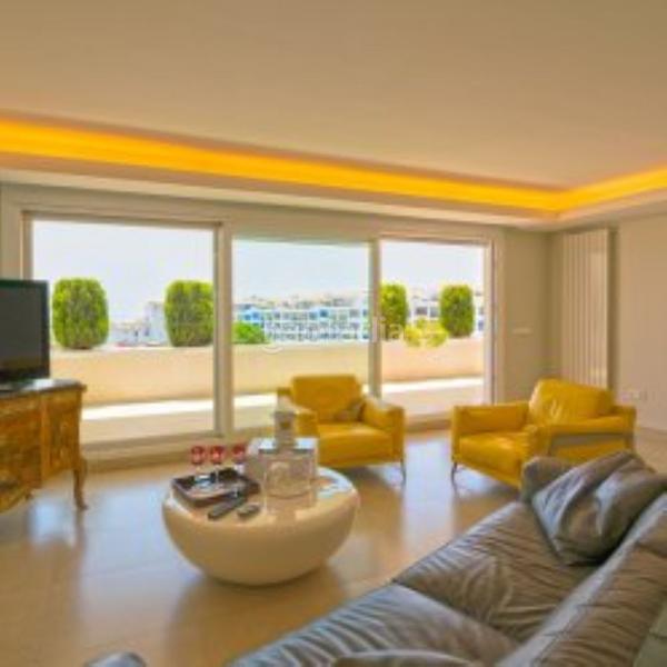 Foto bb3e4b19-d124-4edb-9f8f-9ac0f6213d0c. Attico con parcheggio piscina in Puerto Banús Marbella