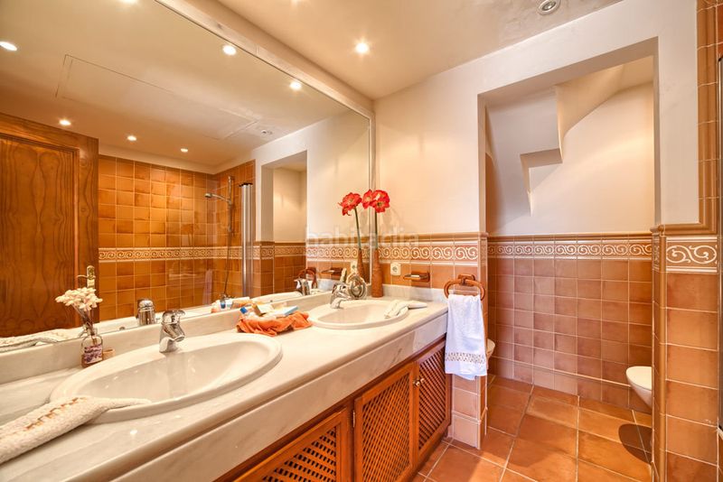 Foto 3a529b05-0e96-4e53-b9f6-cceaa1de6d17. Àtic amb aparcament piscina a Benahavís pueblo Benahavís