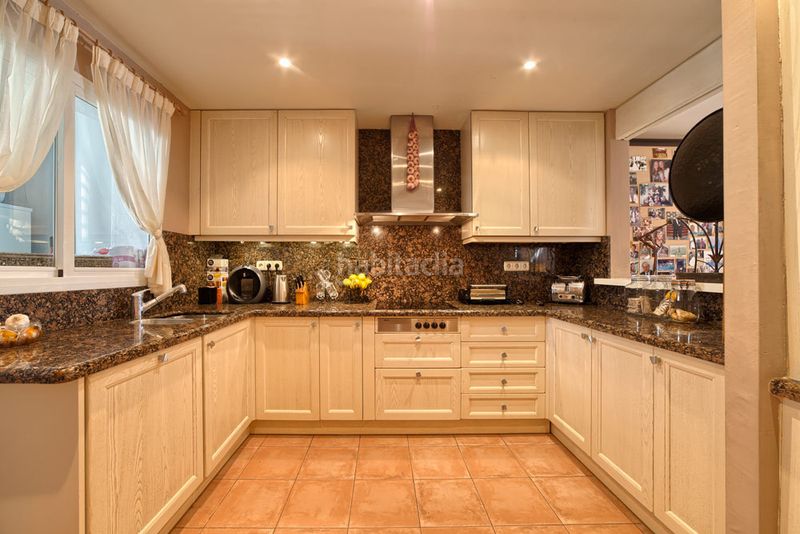 Foto a64c3c74-0d96-4d6a-aa1c-b7d413be3f21. Àtic amb aparcament piscina a Benahavís pueblo Benahavís