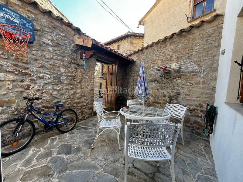 Foto fbe2dba7-d40b-4691-ac36-f1c0c170fa14. Casa amb calefacció a Artajona