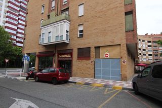 Parking coche en Echavacóiz. Plaza de garaje amplia para dos vehículos junto al complejo hosp