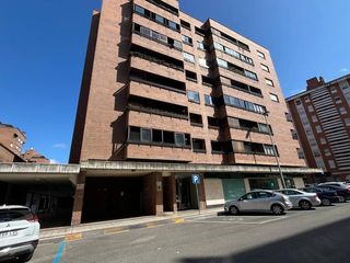 Lloguer Aparcament cotxe  Calle de irunlarrea. Se alquila plaza de garaje cerca del complejo hospitalario de pa