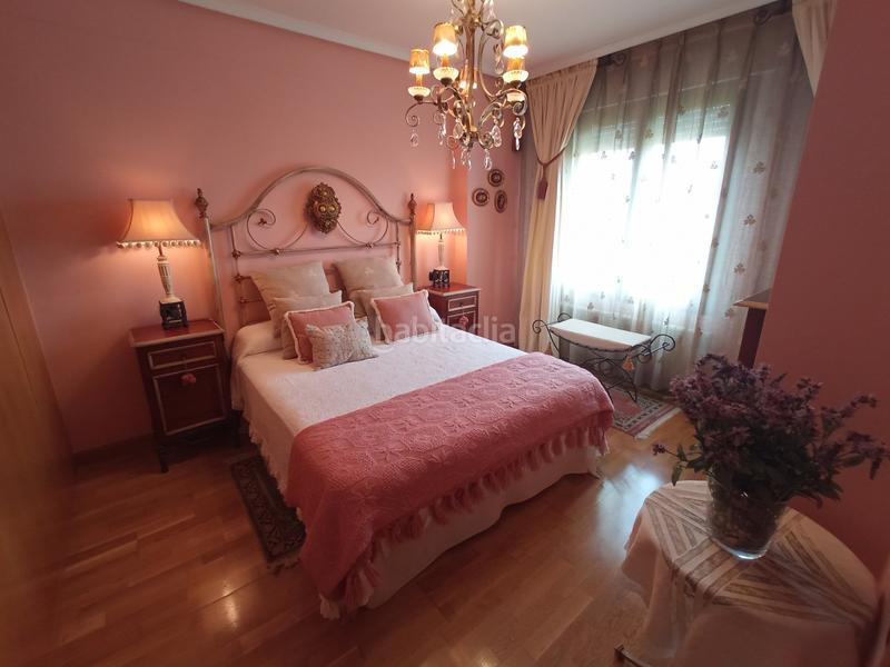 Foto c6907a07-8604-4420-acbf-c7b4f9338e48. Casa aparellada amb calefacció aparcament piscina a Logroño