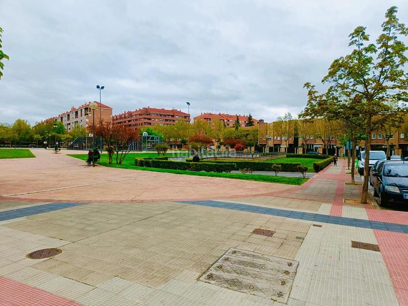 Foto 9a86bdca-ad77-40bb-ad58-a5a124769897. Parking voiture dans Portillejo - Valdegastea Logroño