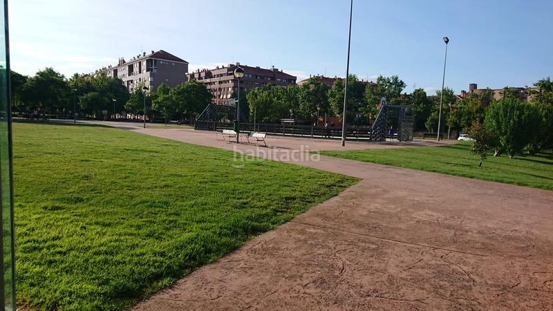 Foto bd708eba-f481-44e4-90cd-bd761381770f. Parking voiture dans Portillejo - Valdegastea Logroño
