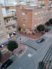 Piso en Gran Via. Ocasión en pérez galdós. 4 habitaciones. 1 baño. terracita