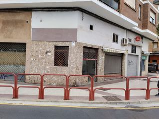 Lloguer Local Comercial a Juzgados. Local en esquina con dos escaparates y en un enclave privilegiad