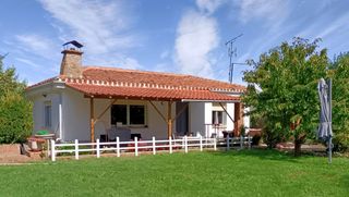 Casa a Nalda. Casa en nalda con vistas a las peñas de viguera con terreno de 2