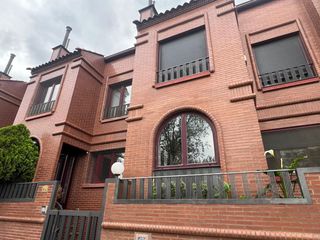 Maison jumelée à Avenida Madrid. Ocasion y novedad en zona avda madrid amplio adosado de 300m2 co