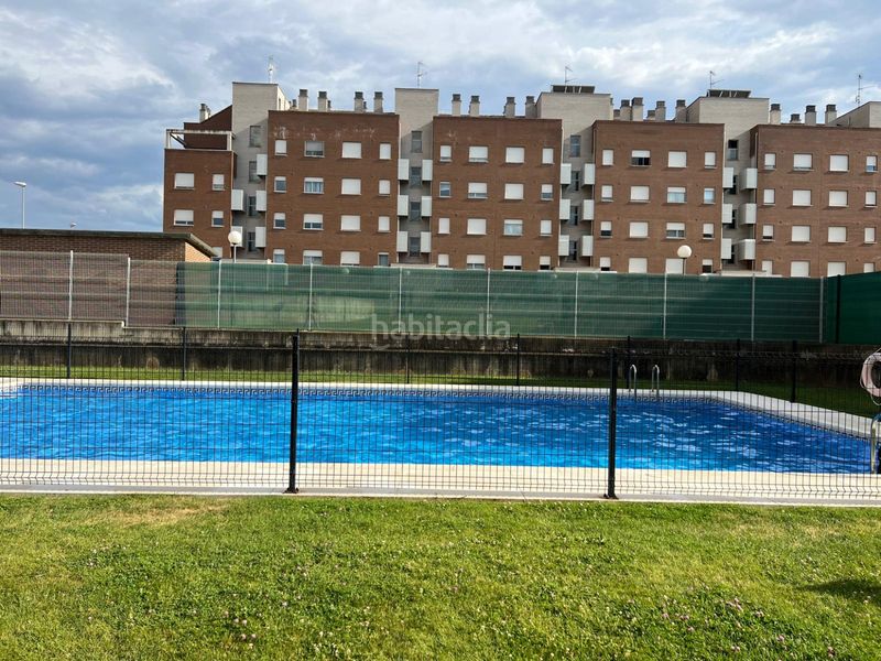 Foto 8b471350-e96f-4f84-bf05-1d5b854ff109. Pis amb calefacció aparcament piscina a Portillejo - Valdegastea Logroño