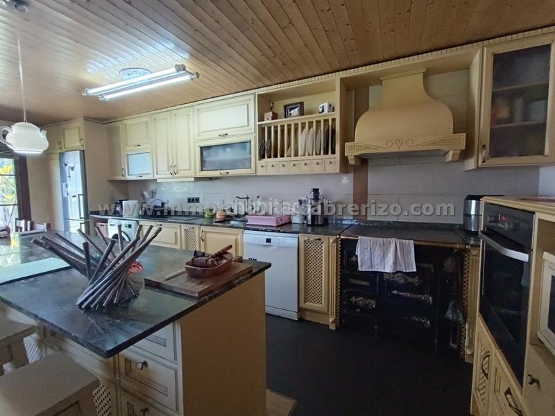 Foto 890bdd8c-27d9-4e9f-b634-7ca8b2b7f930. Chalet con camino riscaldamento parcheggio piscina in Nalda