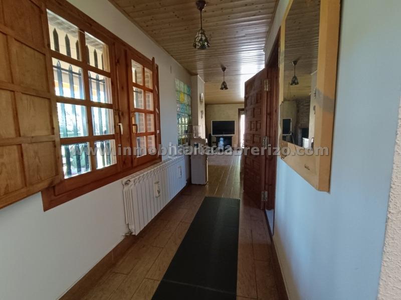 Foto fa9bdddb-c66c-4191-9b54-f91db7efe06c. Chalet con camino riscaldamento parcheggio piscina in Nalda