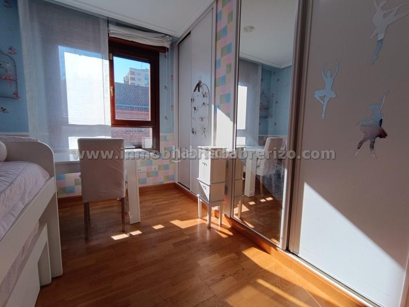 Foto f3d72192-bdda-4f11-af95-bc9a33484434. Pis amb calefacció aparcament piscina a Residencia Logroño