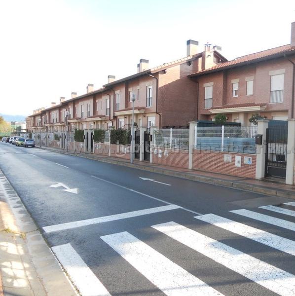 Foto 7517a164-a1a9-4340-8eed-a7bb64d21c85. Casa adossada amb aparcament a Navarrete