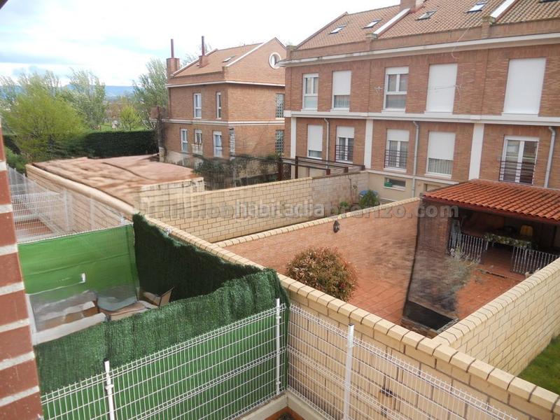 Foto f666540f-1abd-495e-878f-8793692e97f0. Casa adossada amb aparcament a Navarrete