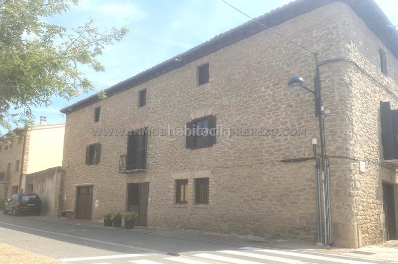 Foto 11b0245e-d828-4406-b473-a938dcdc8d1d. Casa adosada albergue usda, casa noble en piedra a la venta en Obanos