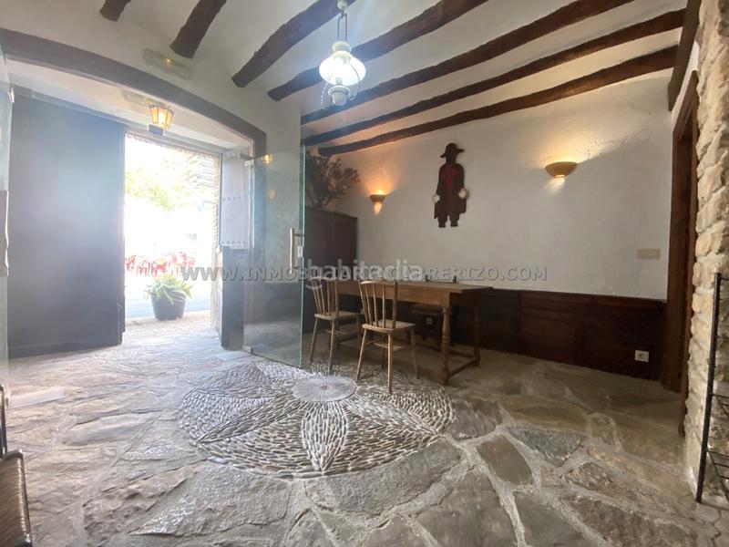 Foto 3ef86ab5-d162-41e9-b050-0922cf57f519. Casa adosada albergue usda, casa noble en piedra a la venta en Obanos