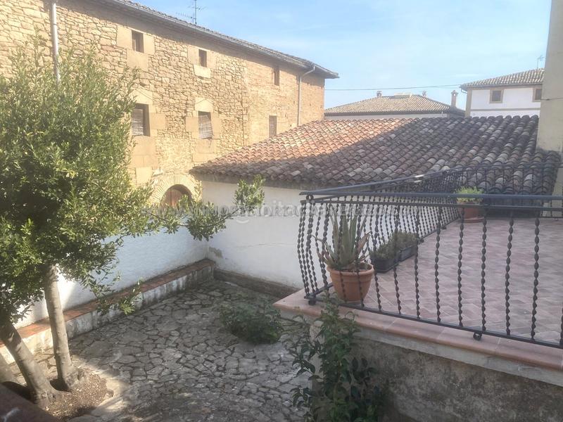 Foto 5868d8ed-a74e-4db6-850c-0cef3422f803. Casa adosada albergue usda, casa noble en piedra a la venta en Obanos