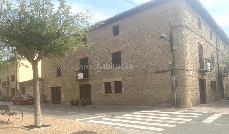 Foto b93adb70-60ed-4278-993e-b6cb6e898397. Casa adosada albergue usda, casa noble en piedra a la venta en Obanos