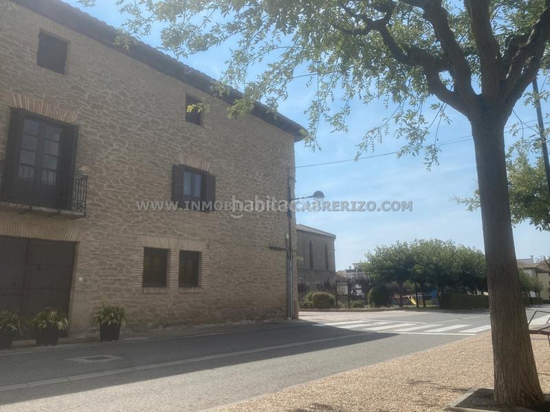 Foto c6bc85b2-28f0-45b9-8036-f2d618eed341. Casa adosada albergue usda, casa noble en piedra a la venta en Obanos