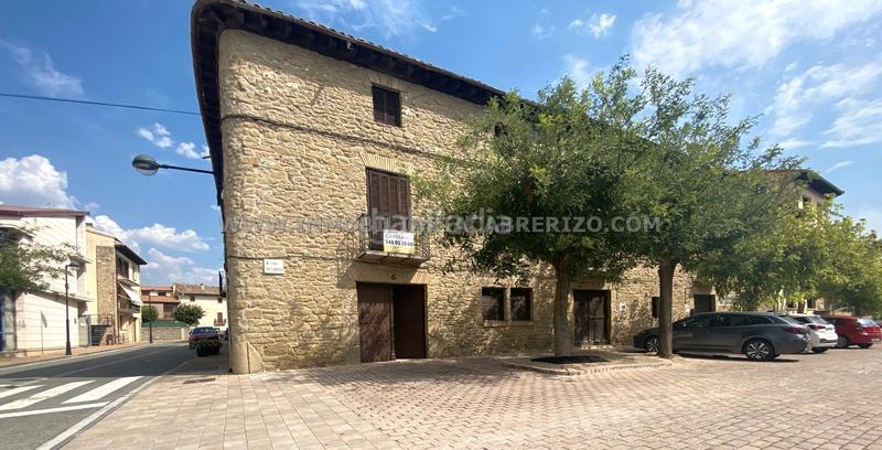 Foto f1f86210-0cfe-42bf-b2e9-bec1a54e2f42. Casa adosada albergue usda, casa noble en piedra a la venta en Obanos